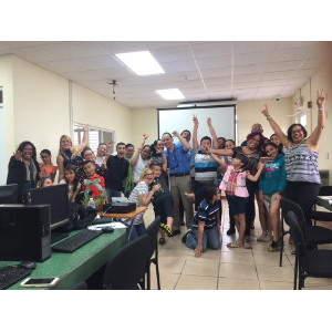Foto de José Manolo Alvarez, junto a participantes del taller de programación en Añasco.