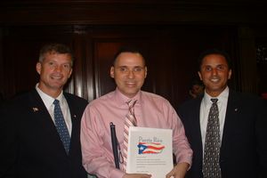 Foto de Manolo junto a los astronautas Joseph Acabá y Steve Swanson. Foto de Manolo junto a los astronautas Joseph Acabá y Steve Swanson.