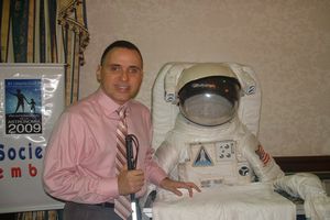 Foto de Manolo al lado de un traje espacial. Foto de Manolo al lado de un traje espacial.