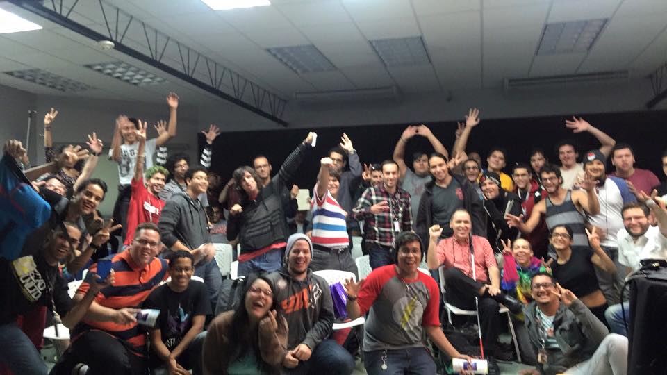 La foto presenta el salón de conferencias donde se hizo la charla. La foto muestra a Manolo posando con los estudiantes de programación de Atlantic College.