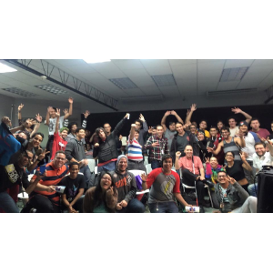 La foto muestra a Manolo posando con los estudiantes de programación de Atlantic College.