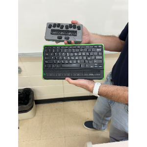 La foto muestra las manos de Manolo sujetando las tecnologías Braille del Chameleon 20 y Mantis.
