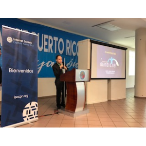 Foto de Manolo ofreciendo charla en evento Enamórate del Internet.