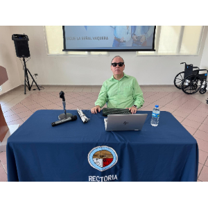 Foto de Manolo detrás de su computadora como parte de la charla.