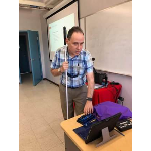 Foto de Manolo ofreciendo su mensaje desde la tarima.