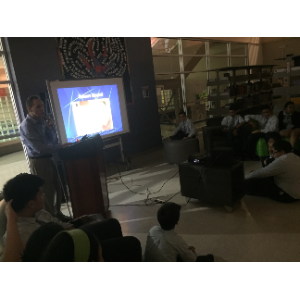 Foto de Manolo ofreciendo el taller de programación de videojuegos.