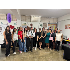 La foto presenta a Manolo junto con invitados a la actividad de la presentación del Espacio Imaginario.