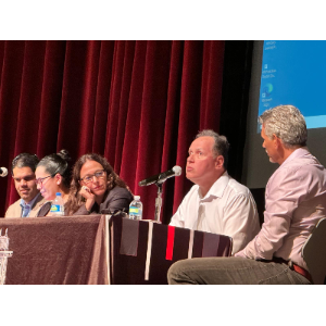 Foto de Manolo como parte del panel.