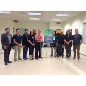 Foto de Manolo junto a estudiantes universitarios miembros de InterDev.