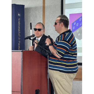 Foto de Manolo y Jonathan Chacón detrás del podio.