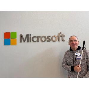 Foto de Manolo en uno de los salones de conferencias del campus de Microsoft.