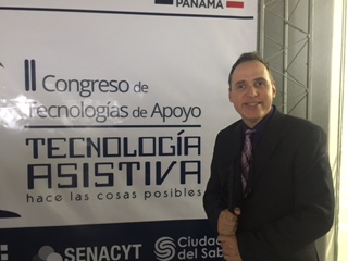 La foto muestra a Manolo frente al cartel del II Congreso de Tecnologiías de Apoyo SENADIS celebrado en Panamá. Foto de Manolo durante su participación como conferenciante en el II Congreso de Tecnologiías de Apoyo SENADIS en Panamá.