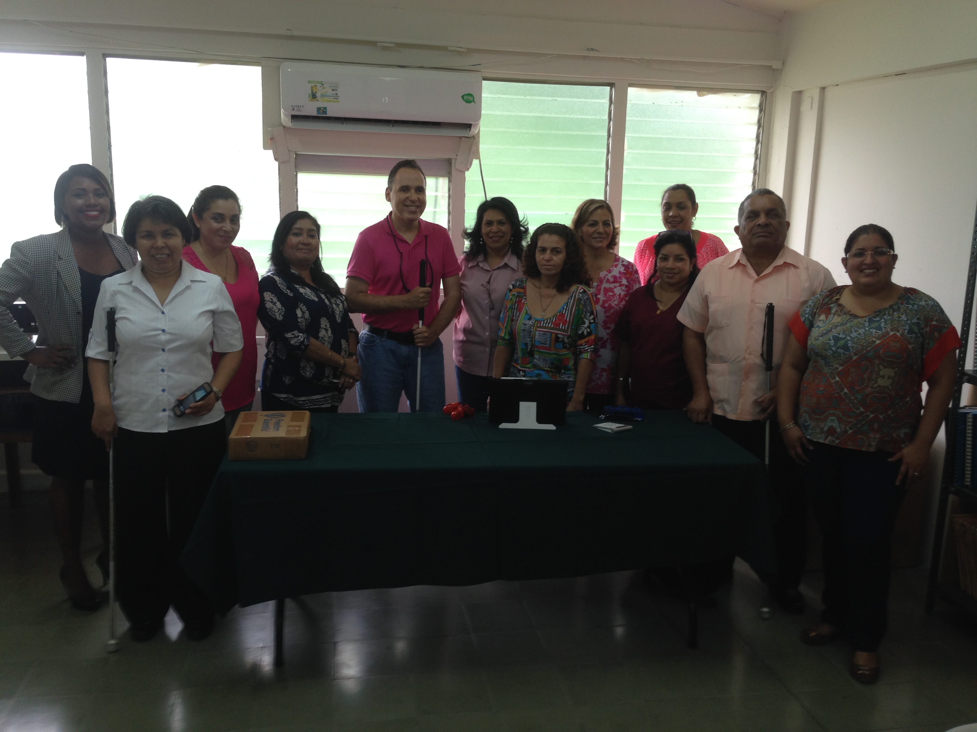 La foto presenta a Manolo, compartiendo con varios de los maestros durante su charla en la Escuela Helen Keller para estudiantes ciegos en Panamá. Foto de Manolo con maestros de la Escuela Helen Keller en Panamá.