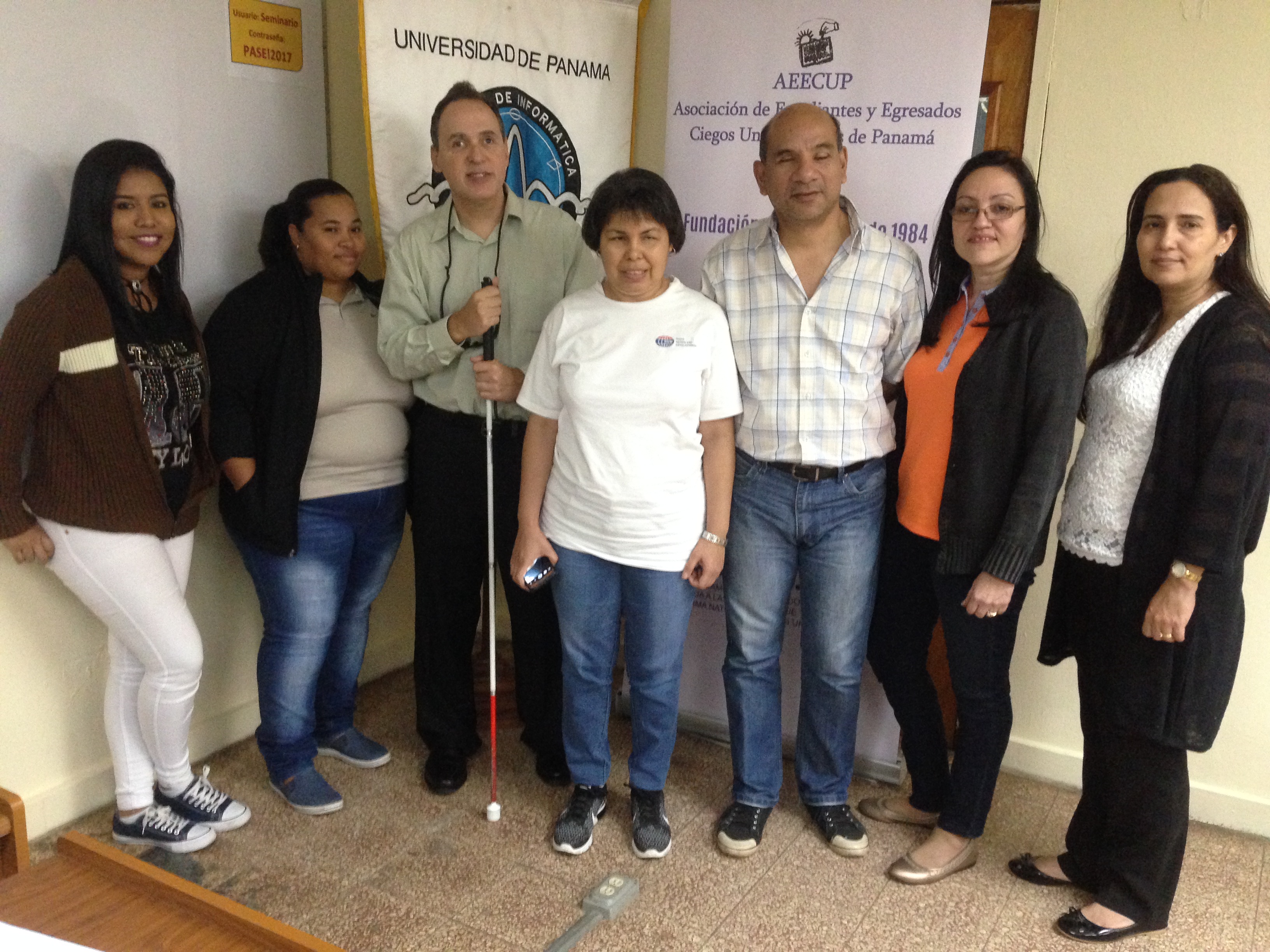 La foto muestra a Manolo junto a varios webmasters de varias universidades de Panamá, durante el taller de Accesibilidad Web. Foto de Manolo junto a participantes del taller.