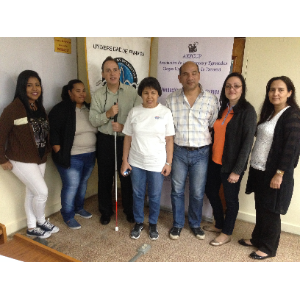 Foto de Manolo junto a participantes del taller.