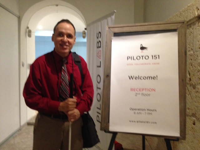 La foto muestra a Manolo en las facilidades de Piloto 151, en San Juan. Foto de Manolo durante la charla de accesibilidad web.