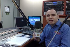 Foto de Manolo durante la entrevista radial Historias de StoryCorps. Foto de Manolo durante la entrevista radial Historias de StoryCorps.