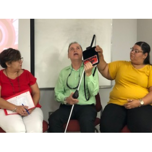 La foto presenta a Manolo demostrando varias tecnologías como parte del panel.