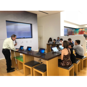Foto de Manolo junto a varios participantes del taller.