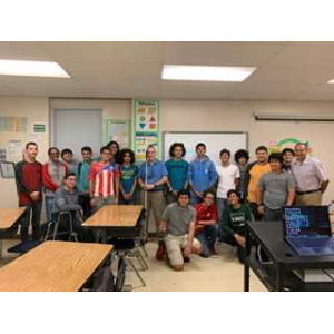 Foto de Manolo junto a estudiantes del grado 10 de la Escuela Superior de la Universidad de Puerto Rico (UPR).