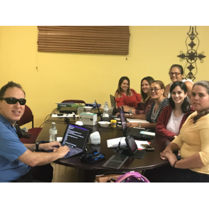 Foto de Manolo enseñando programación a grupo de maestras de educación especial.