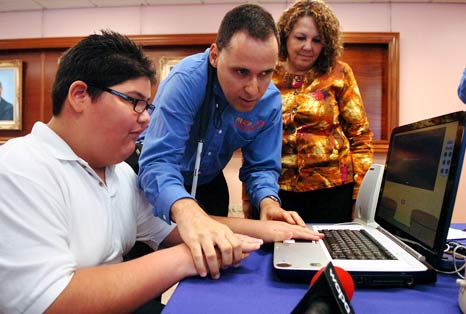 Foto Manolo demostrando tutorial Salón Braille Virtual. Foto Manolo demostrando tutorial Salón Braille Virtual.