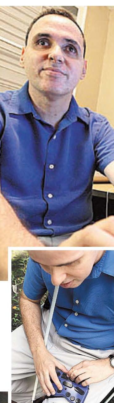 Foto de Manolo Alvarez, utilizando su anotador braille. Foto de Manolo Alvarez, utilizando su anotador braille.